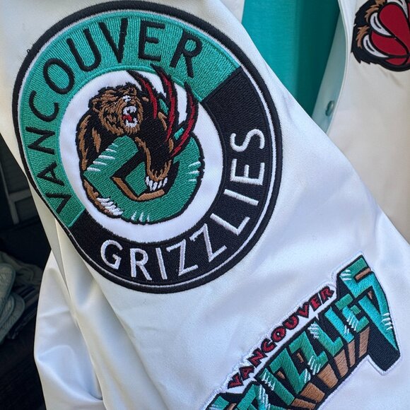 Mitchell & Ness Vancouver Grizzlies Satin Throwback Jacket XXL (Fits XL) NWT - Picture 2 of 8
